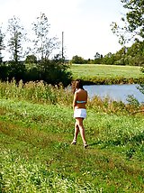 16 pictures - She takes a leak while walking through countryside
